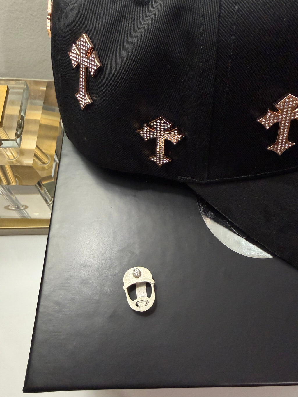 Barbas hats B cross 24k de oro con pin de diamante vvs